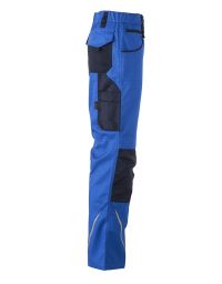Blaue Arbeitshose mit verstärkten Knien, vielen Taschen und reflektierenden Details für Handwerker